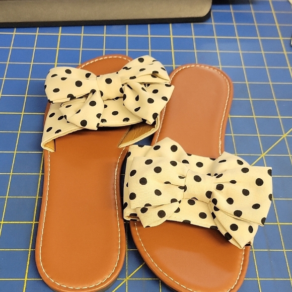 Polka Dot Bow Sandals Size 9 (41) Cream Bow w Black Polka Dot Flat - Picture 2 of 7